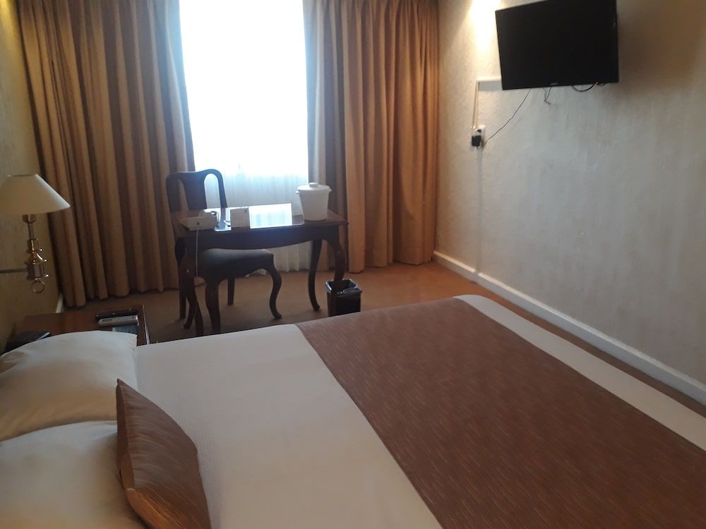 Country Plaza Standard Room 8