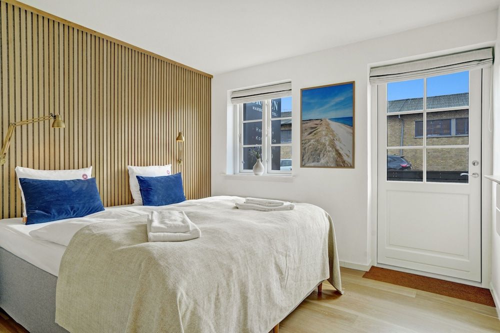 Suite, 1 Bedroom, City or Garden View, Balcony/Patio, Kitchen