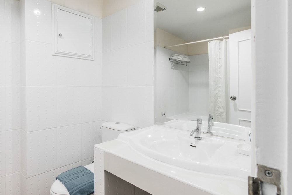 Convenient Park Bangkok Hotel Deluxe Room 8