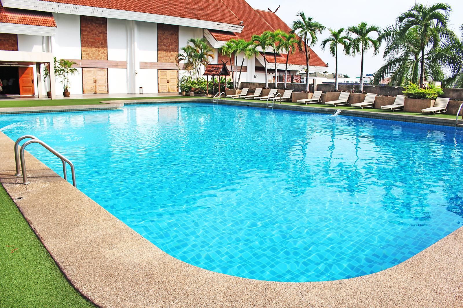 swimming pool [outdoor]