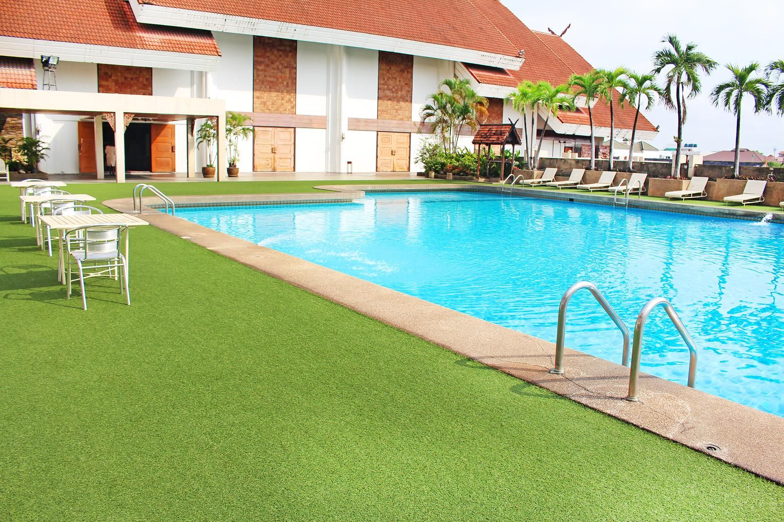 swimming pool [outdoor]