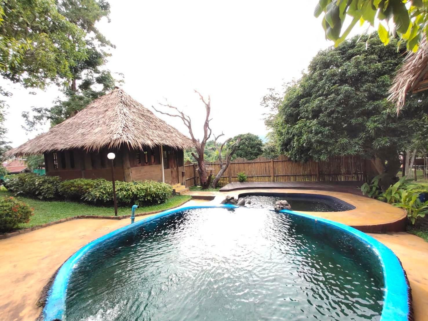 swimming pool [outdoor]