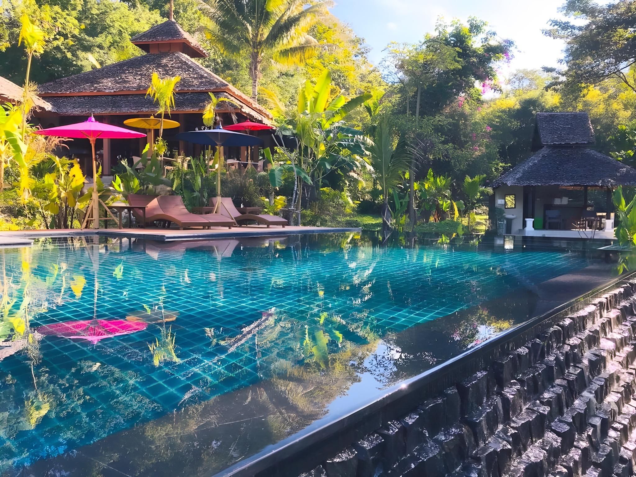 swimming pool [outdoor]