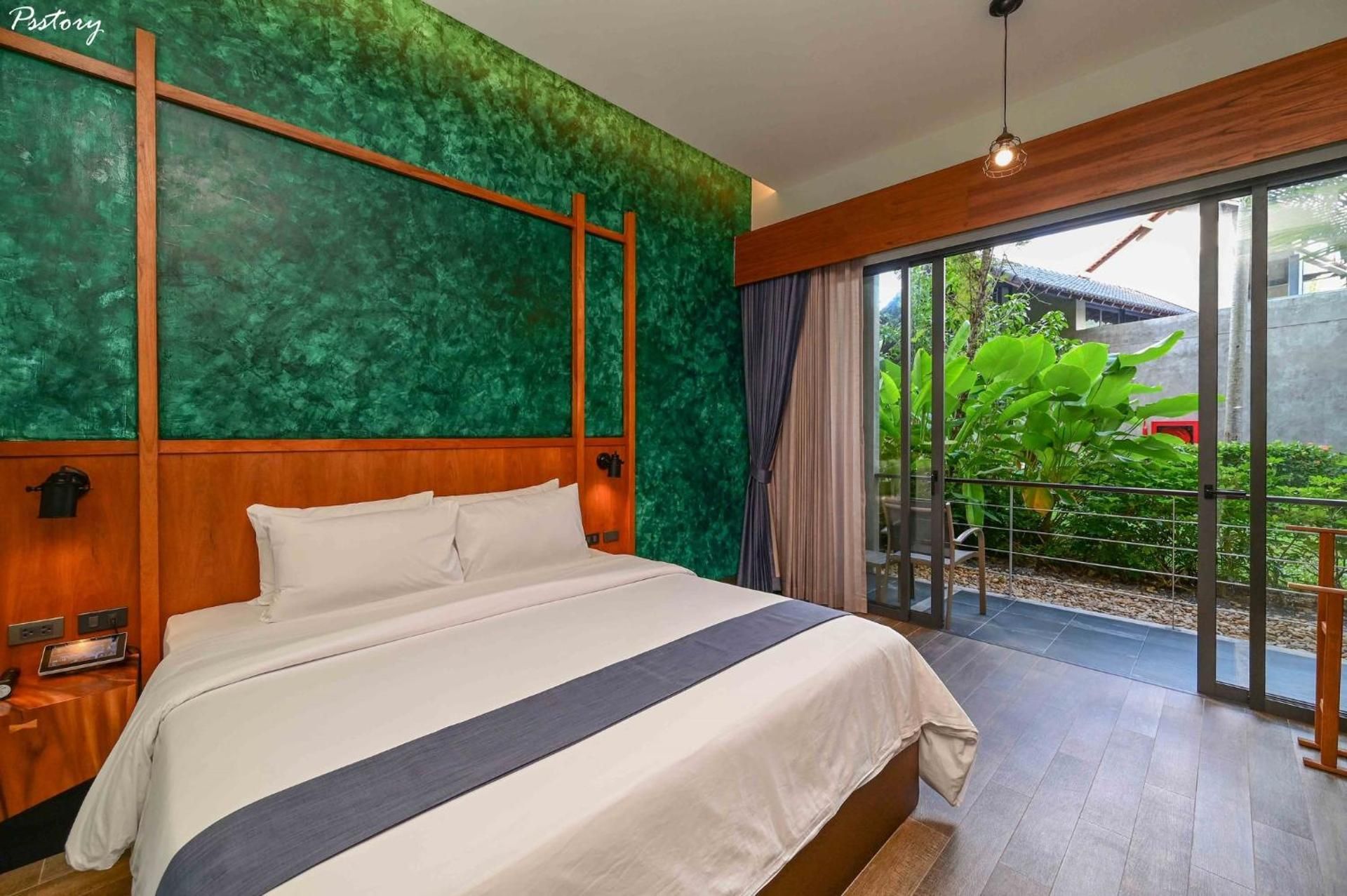 Premier Deluxe Garden View with Balcony
