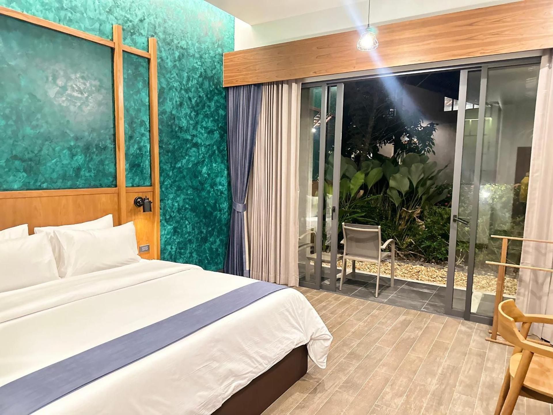 Premier Deluxe Garden View with Balcony