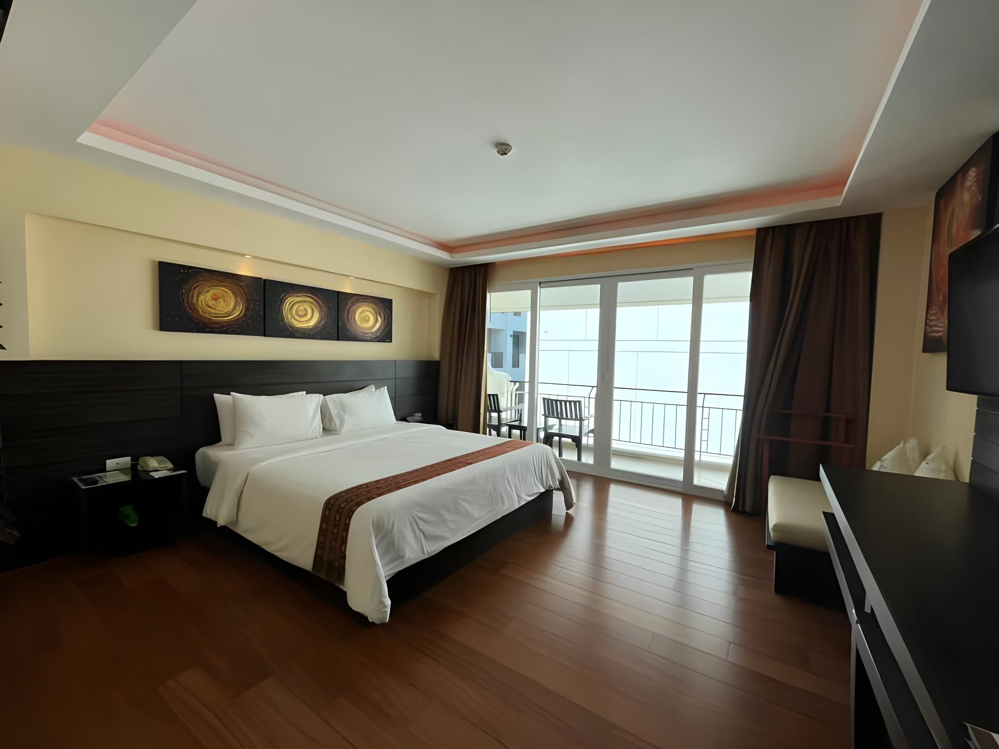 Deluxe Building View Twin