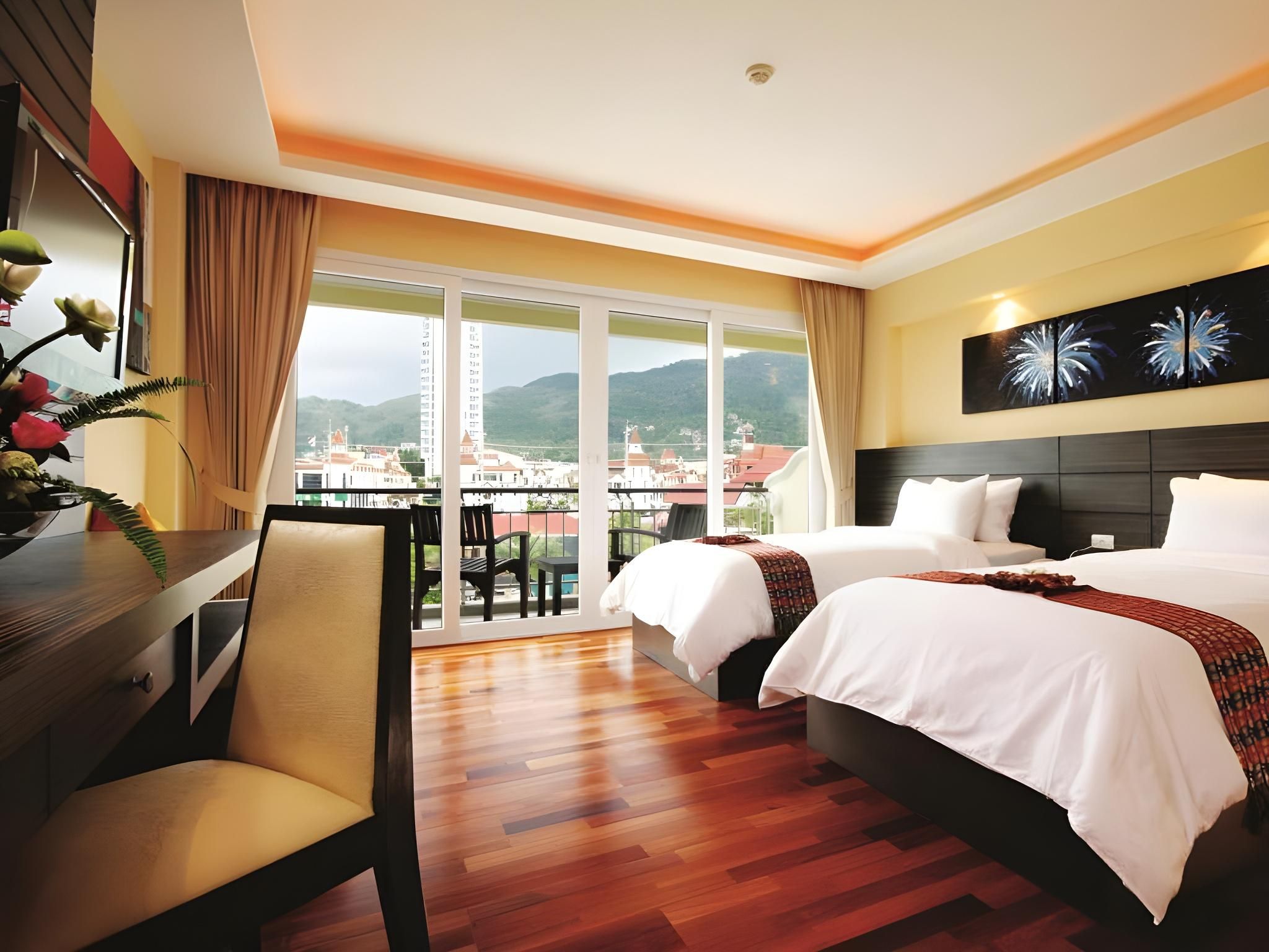 Deluxe Building View Twin