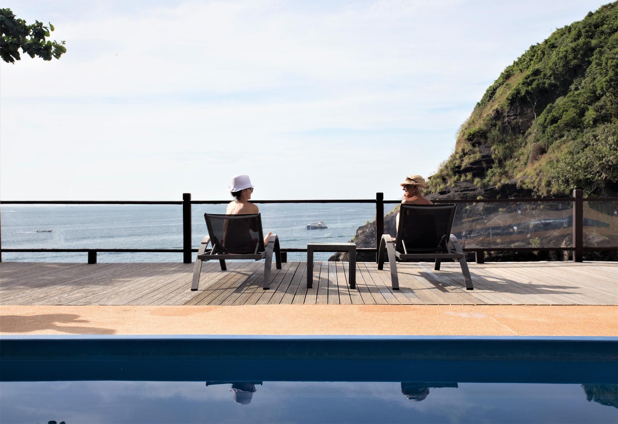 swimming pool [outdoor]