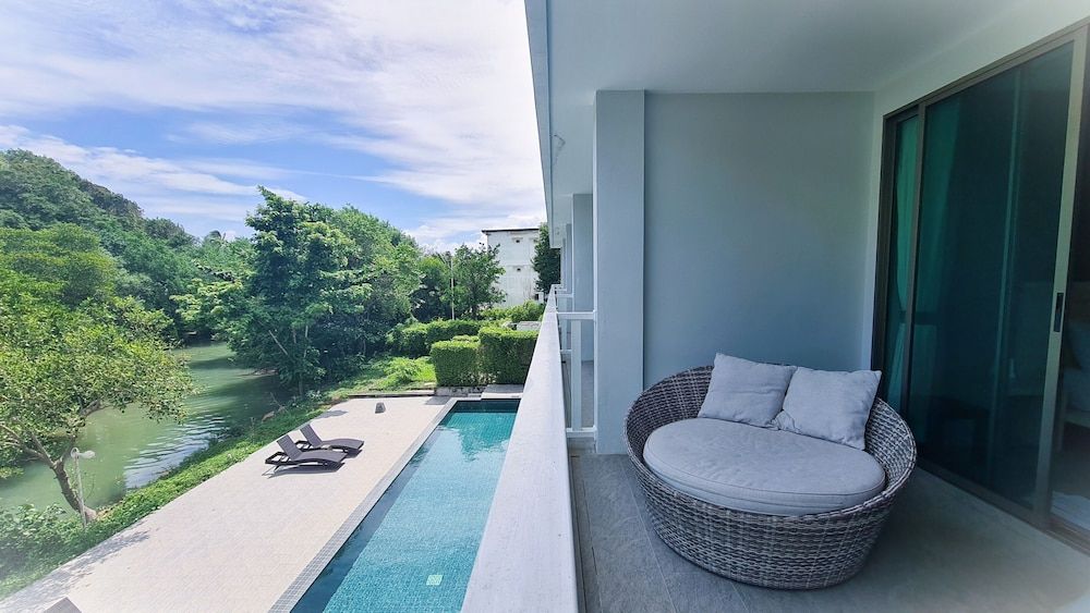 Deluxe Pool View Suites