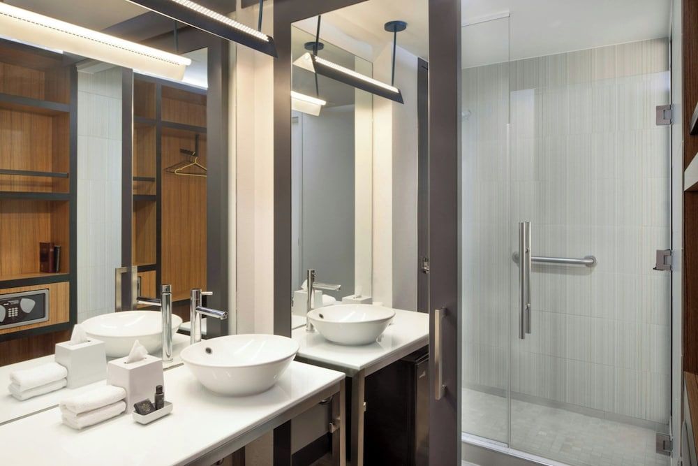 Aloft Phoenix Airport aloft, Room, 1 King Bed 5