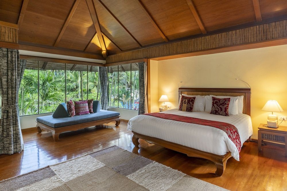 Junior Suite, 1 King Bed, Garden View