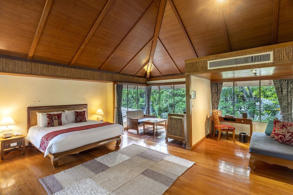 Junior Suite, 1 King Bed, Garden View