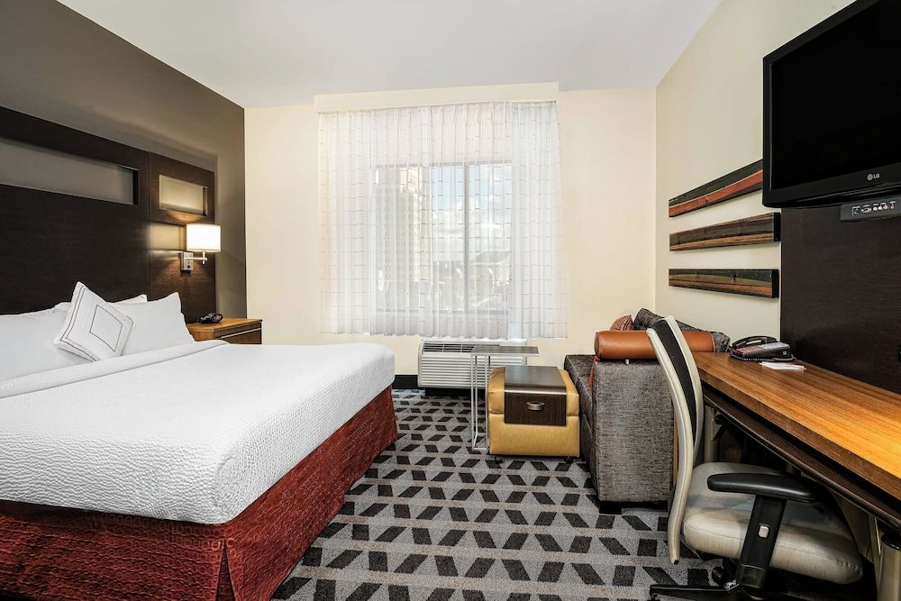 Suite, 1 King Bed with Sofa bed, City View, Corner