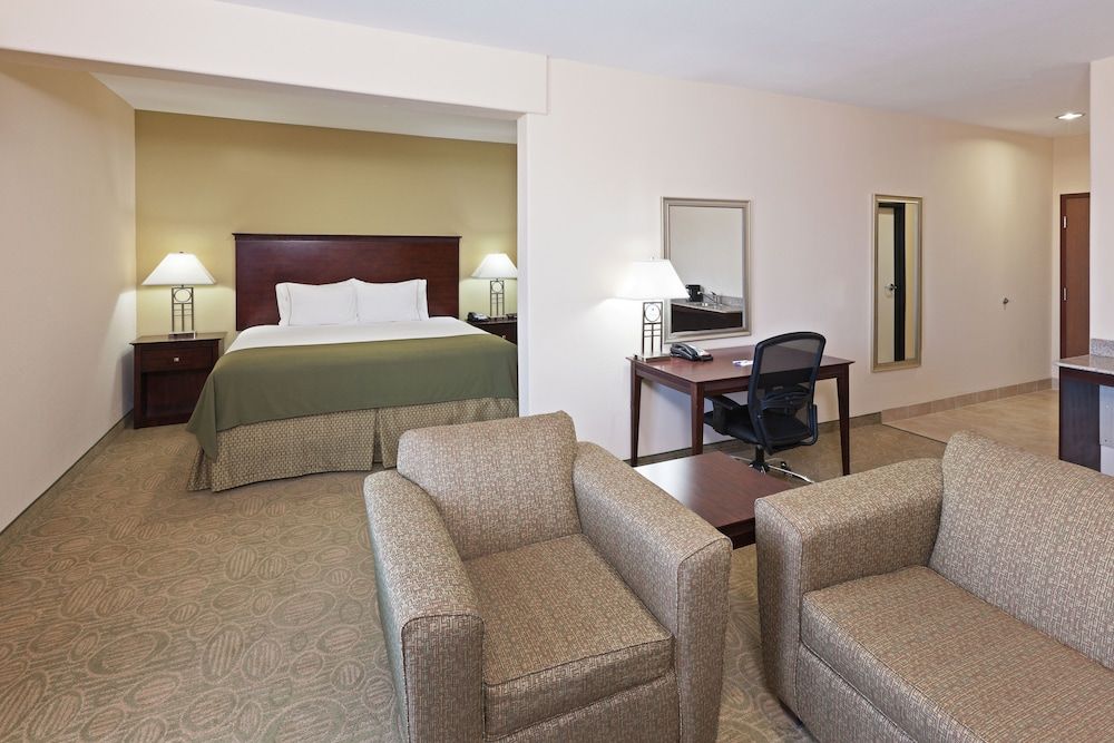 Suite, 2 Queen Beds (Wet Bar)