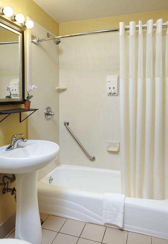 Carlton Inn Midway Traditional Room, 1 Queen Bed, Non Smoking (Smaller Room) 4