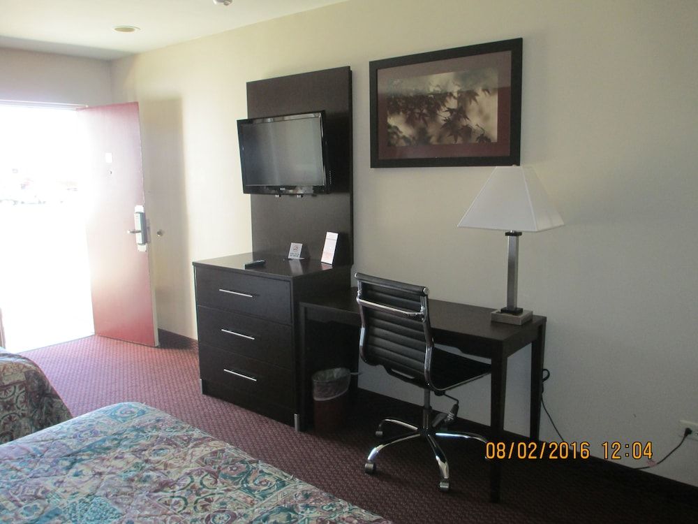 Regal Inn - Chicago O'Hare Airport Deluxe Room, 2 Queen Beds 5