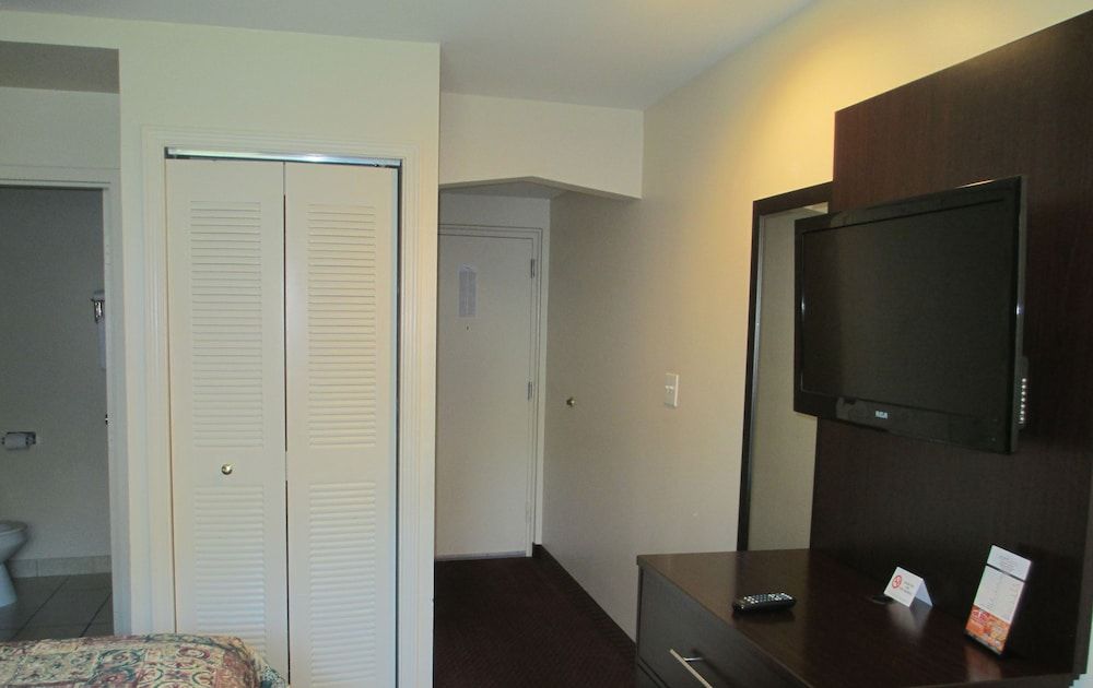 Regal Inn - Chicago O'Hare Airport Deluxe Room, 1 King Bed 8