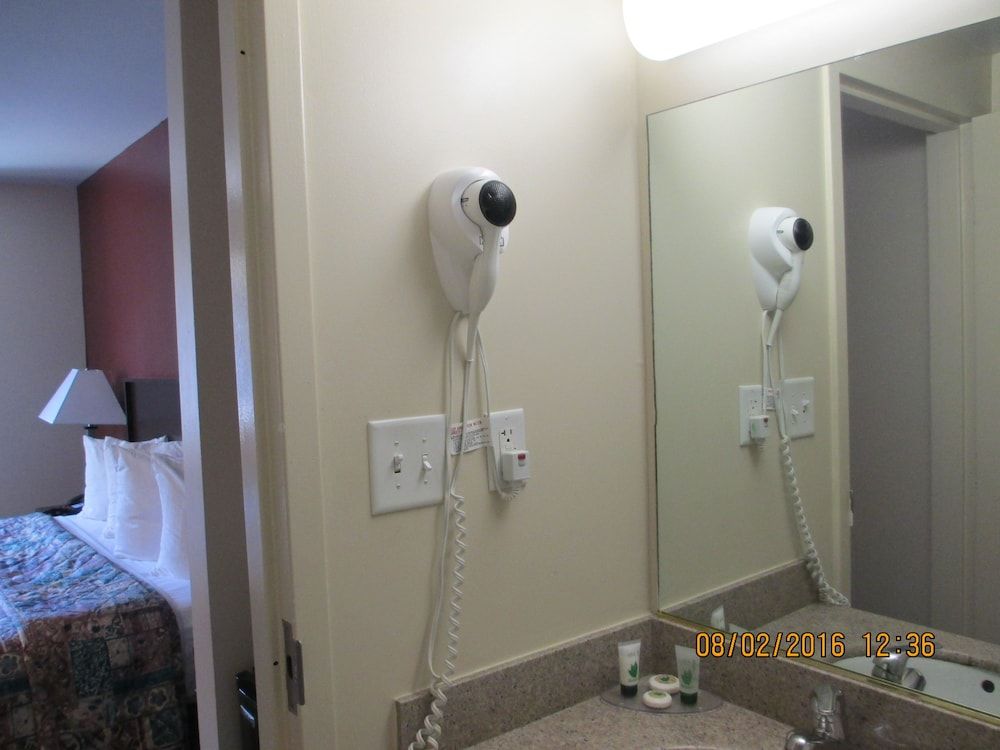 Regal Inn - Chicago O'Hare Airport Deluxe Room, 1 King Bed 4