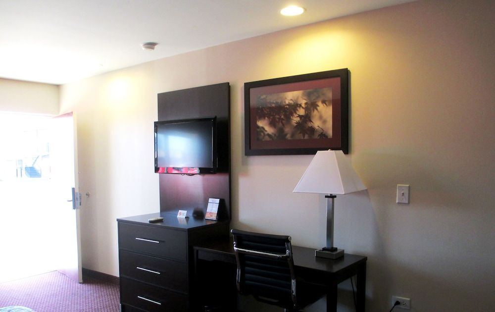 Regal Inn - Chicago O'Hare Airport Deluxe Room, 2 Queen Beds 7