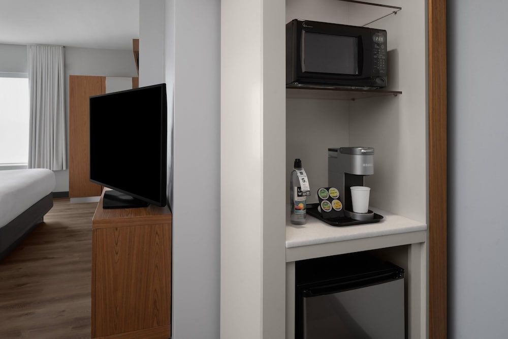 SpringHill Suites by Marriott Houston Intercontinental Arprt Studio, Multiple Beds, Non Smoking (Mobility/Hearing Access, Roll-in Shwr) 4