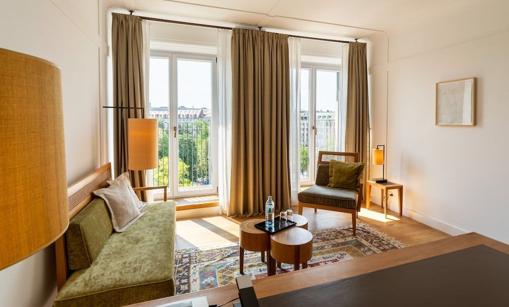 undefined Louis Hotel 8