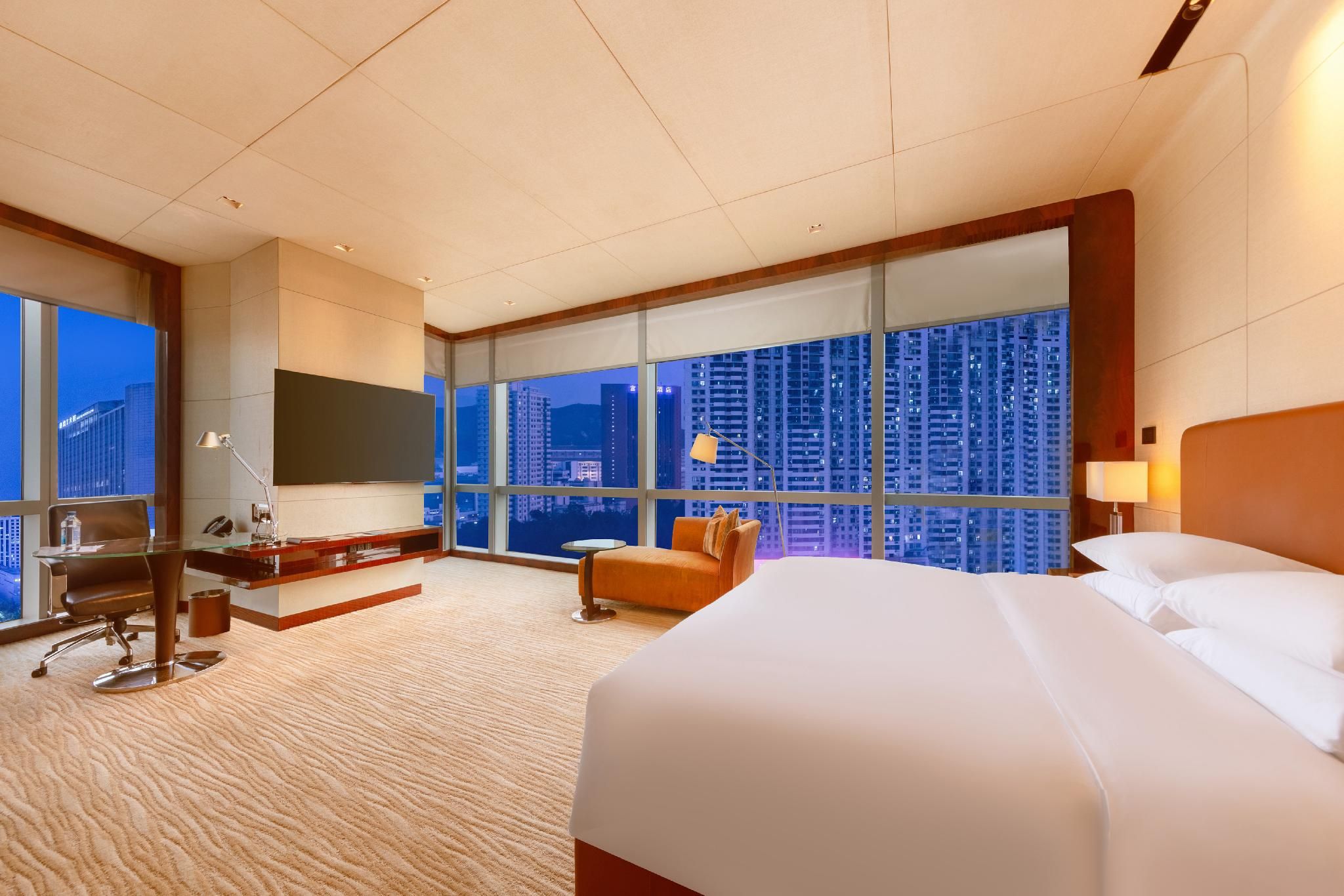 1 King Bed Club Access Deluxe