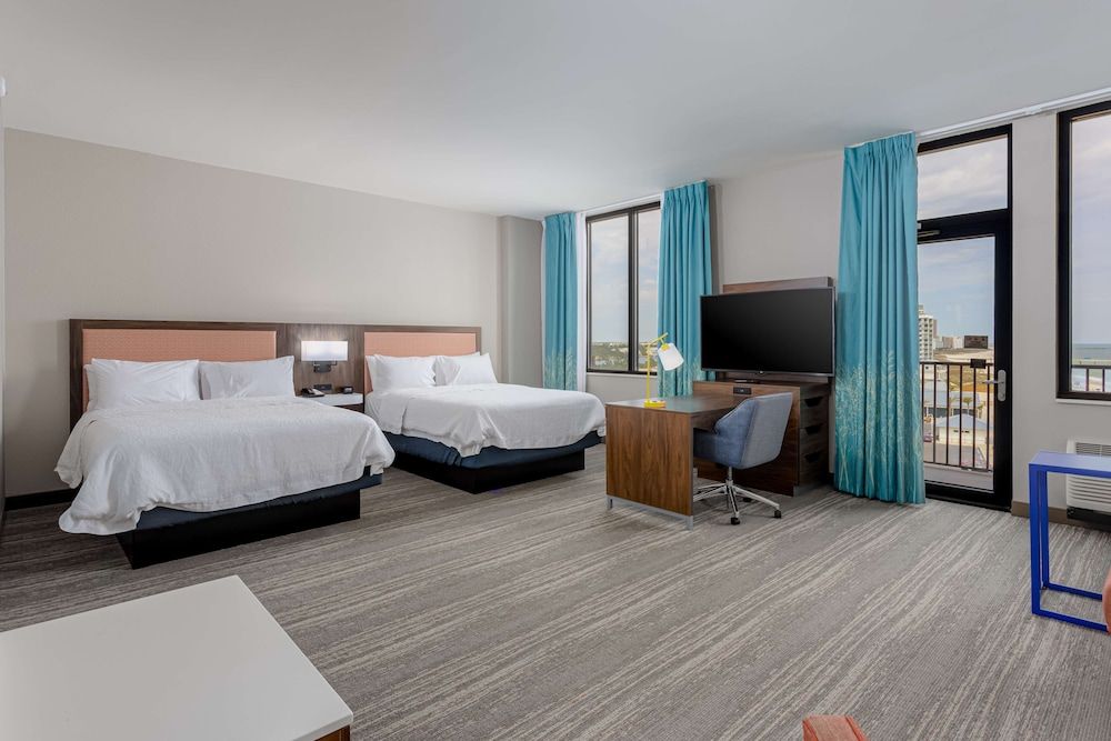 2 Queens direct beach view, Hearing Accessible, Balcony, Lower floor