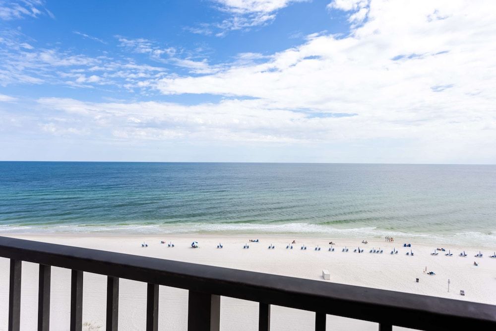 2 Queens direct beach front studio, balcony