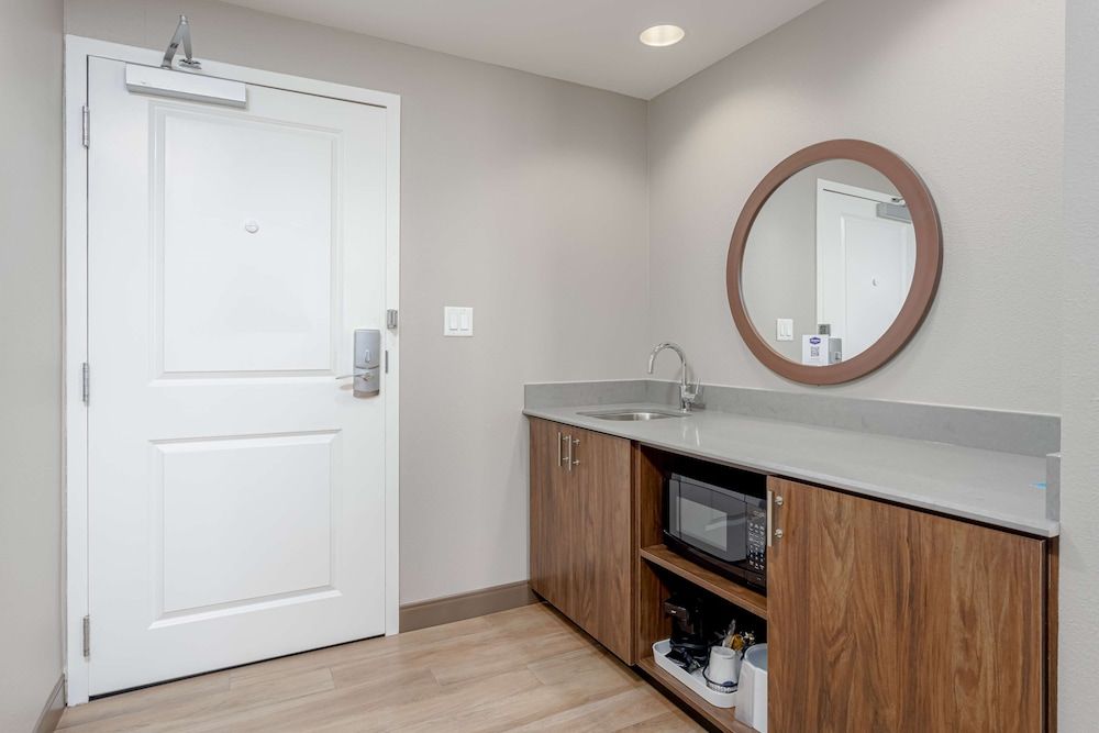 2 Queens direct beach view, Hearing Accessible, Balcony, Lower floor