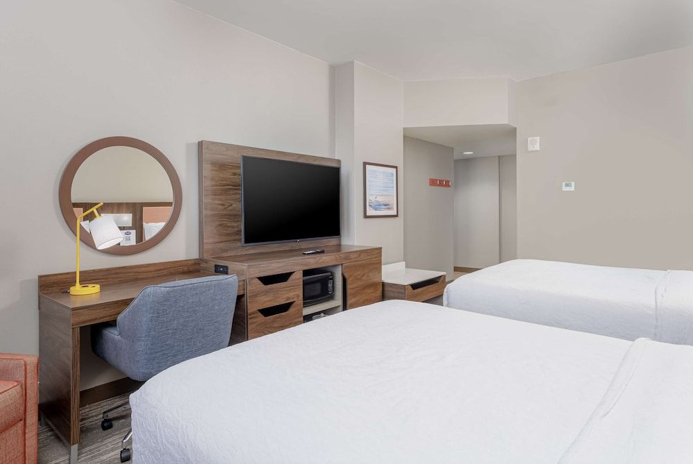 2 Queen beds, balcony, no beach view