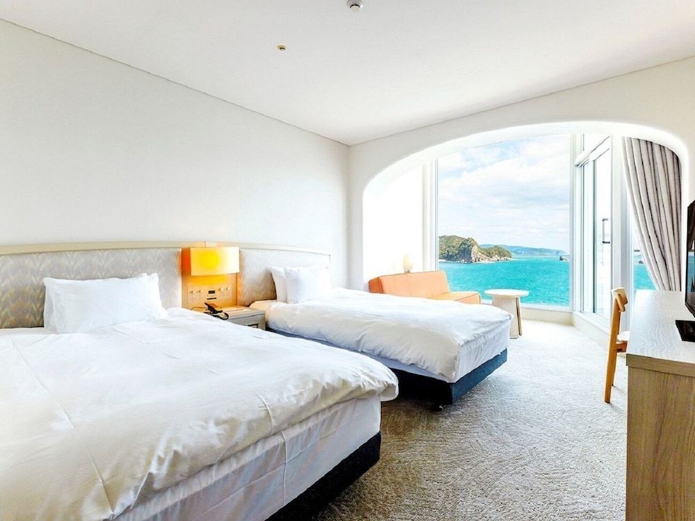Twin Room, Smoking
