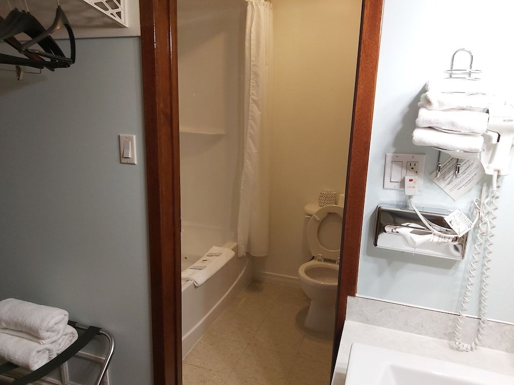 Travel Inn Deluxe Room, 1 Queen Bed, with Whirlpool 3