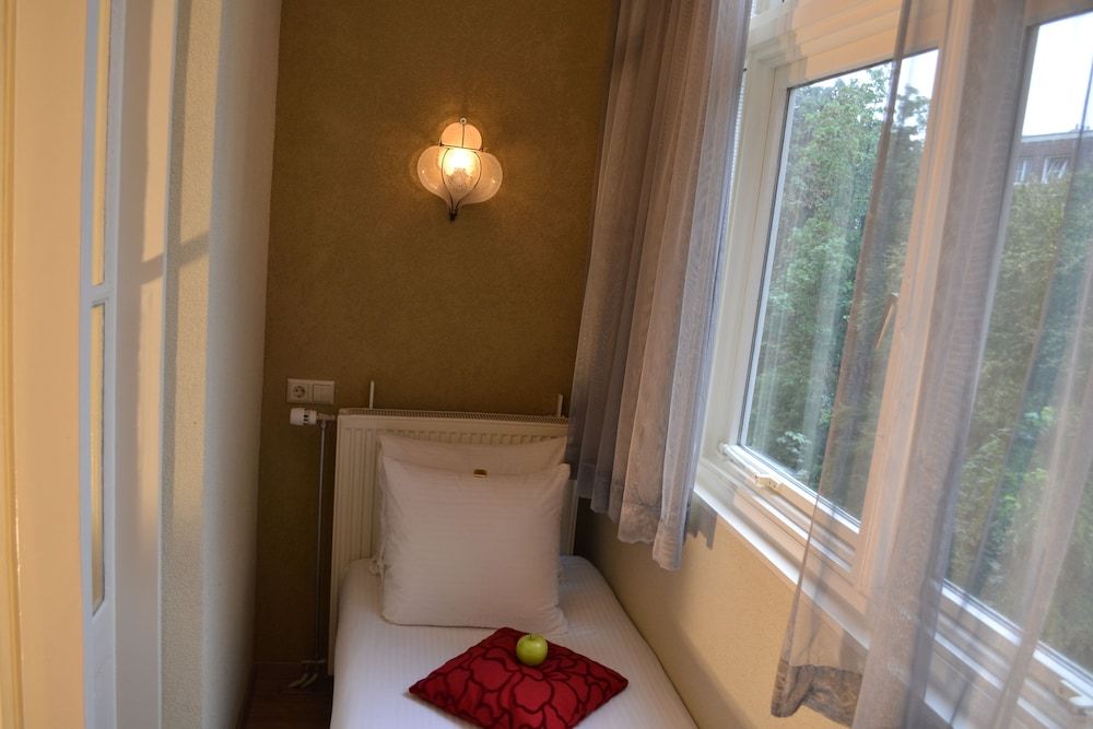 Alp Hotel Amsterdam Triple Room, 3 Twin Beds 5