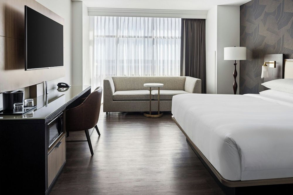 Club Room, 1 King Bed with Sofa bed (Mobility/Hearing Accessible, Tub)