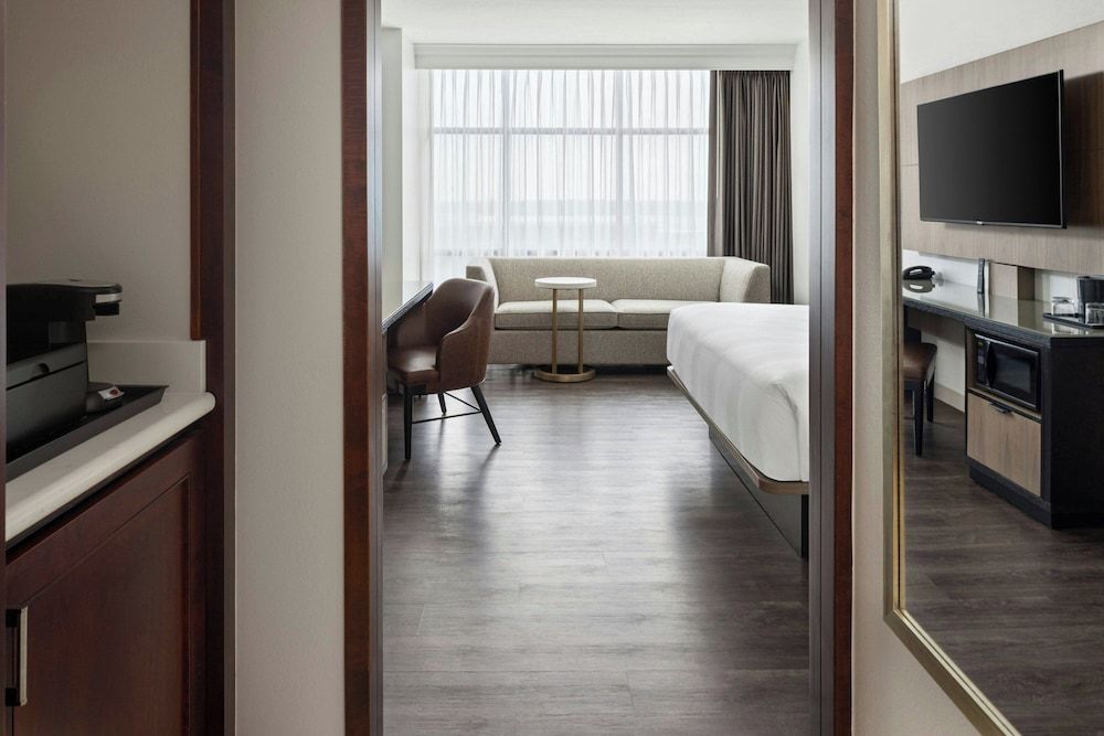 Club Room, 1 King Bed with Sofa bed