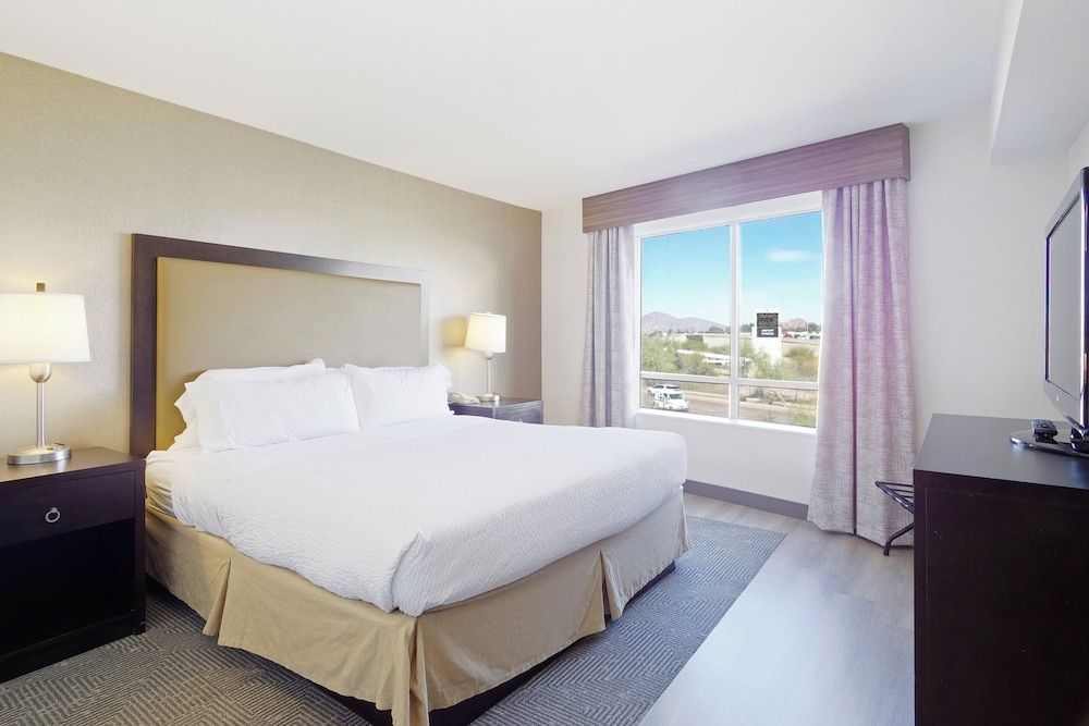 Holiday Inn Hotel & Suites PHOENIX AIRPORT by IHG Standard Room 5