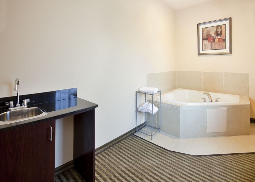 Suite, 1 King Bed, Jetted Tub