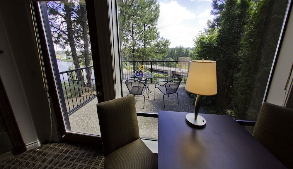 Pine Ridge Inn Suite, 1 King Bed, River View, Ground Floor 3