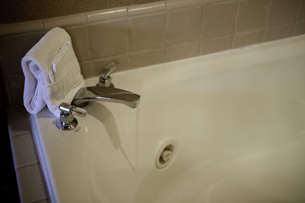 Pine Ridge Inn Executive Suite, 1 King Bed, River View 10