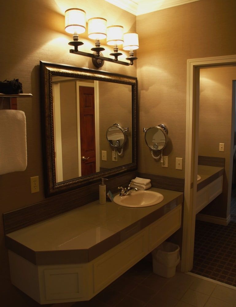 Pine Ridge Inn Suite, 1 King Bed, River View, Ground Floor 9