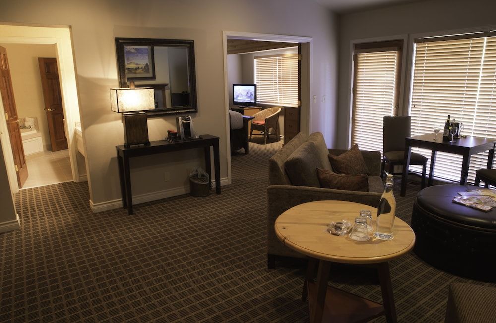 Pine Ridge Inn Deluxe Suite, 1 King Bed (No View) 4