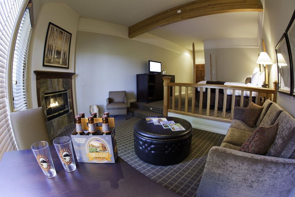 Pine Ridge Inn Suite, 1 King Bed, River View, Ground Floor 4
