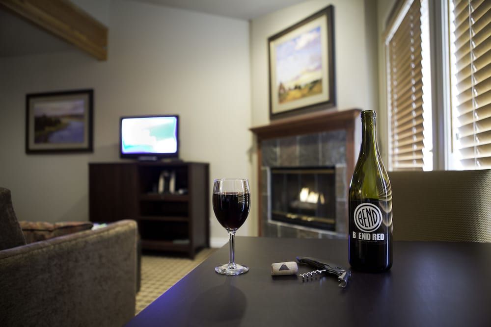 Pine Ridge Inn Suite, 1 King Bed, River View, Ground Floor 7