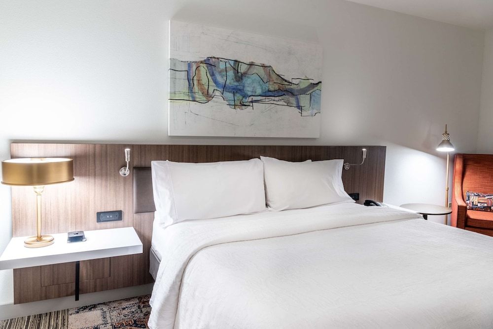 Room, 1 King Bed (Drinks & Snacks)