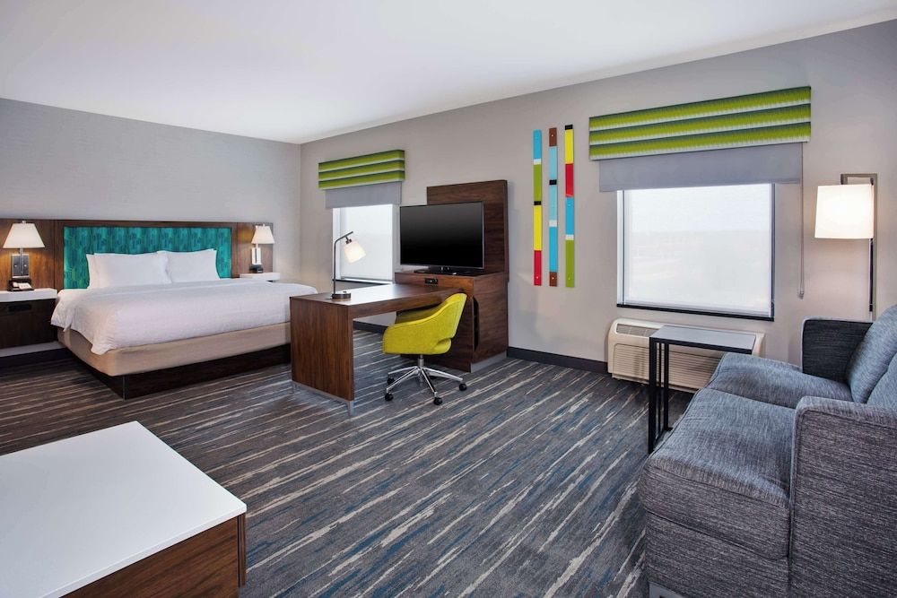 Studio, 1 King Bed, Accessible (Mobility/Hearing, Roll-in Shower)
