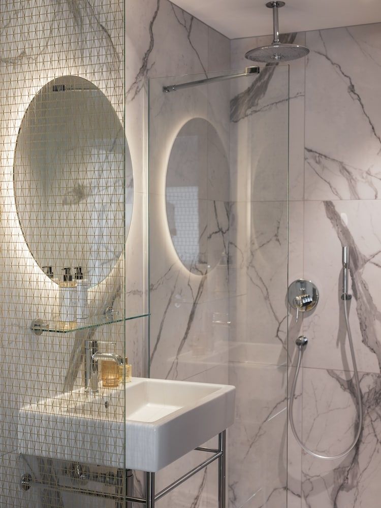 Seven Hotel Paris Classic Room 7