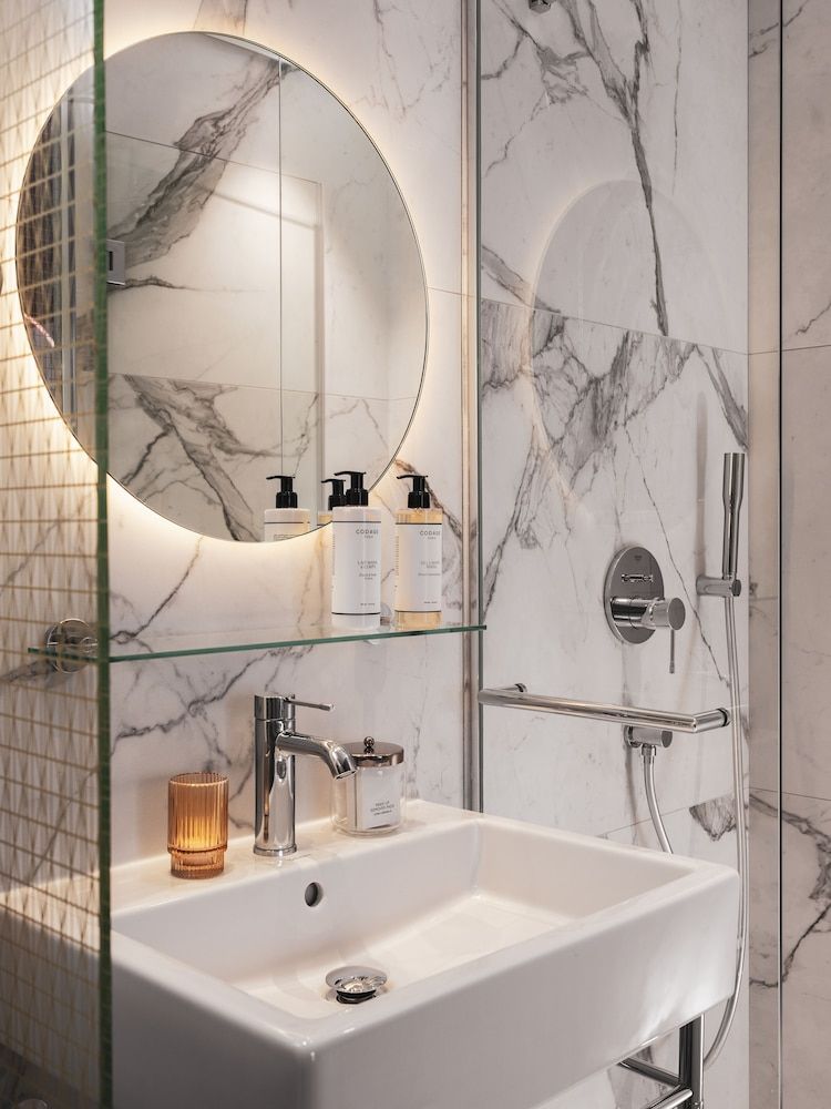 Seven Hotel Paris Classic Room 6