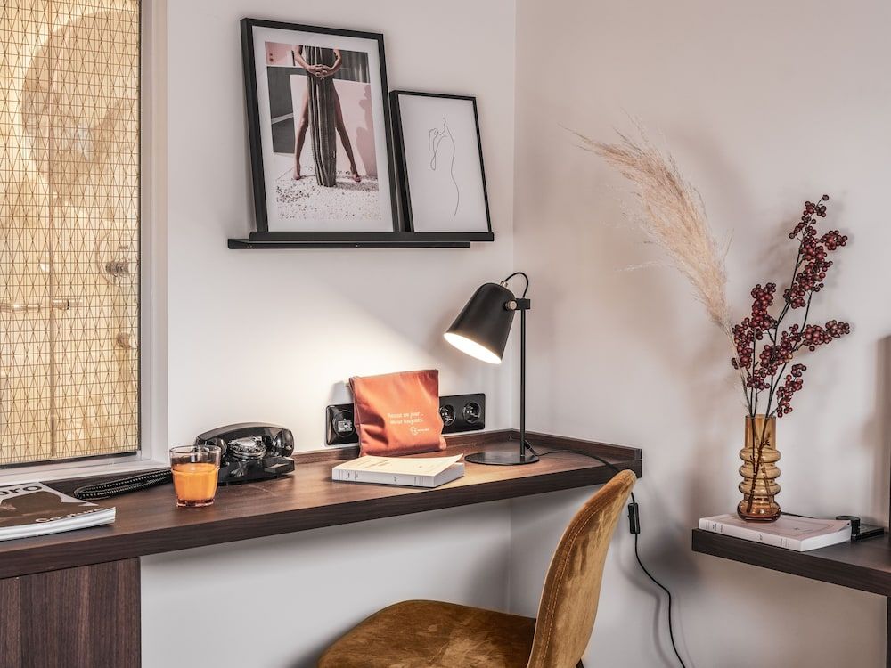 Seven Hotel Paris Classic Room 8