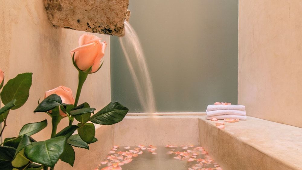 Rosas & Xocolate, Mérida, a Member of Design Hotels Deluxe Room, 1 King Bed 10