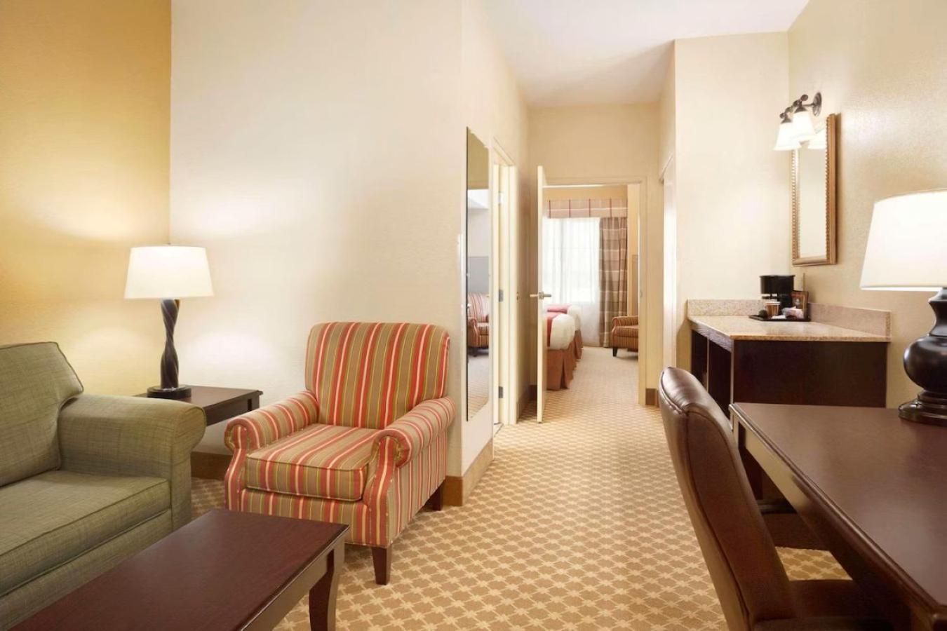 One-Bedroom Queen Suite with Two Queen Beds - Non-Smoking